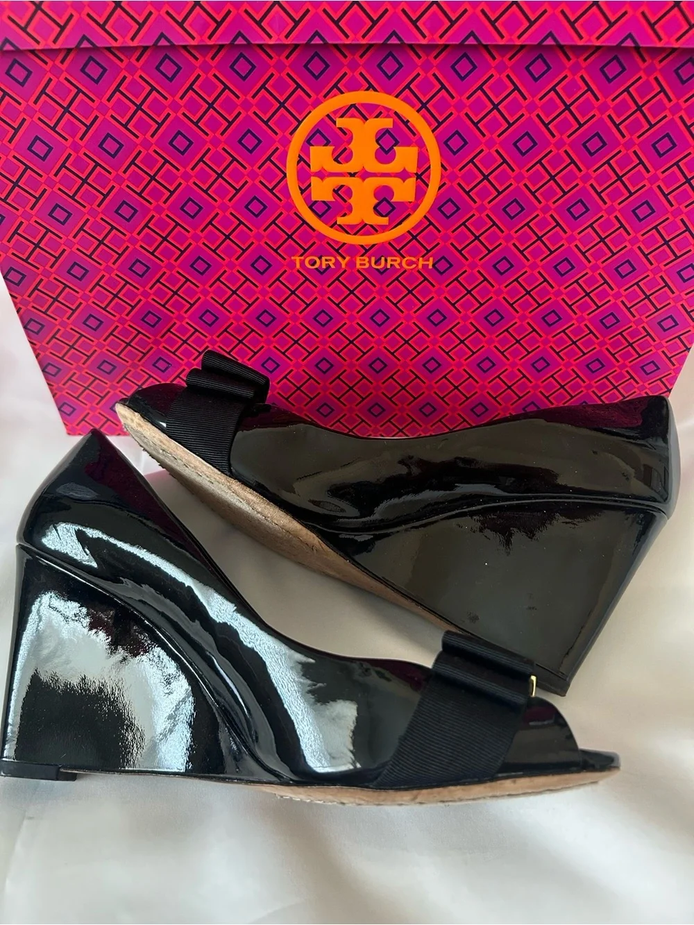 🖤Tory Burch🖤💛TRUDY💛Black Patent Peep-Toe Pumps Grosgrain Bow & Gold Logo Accent